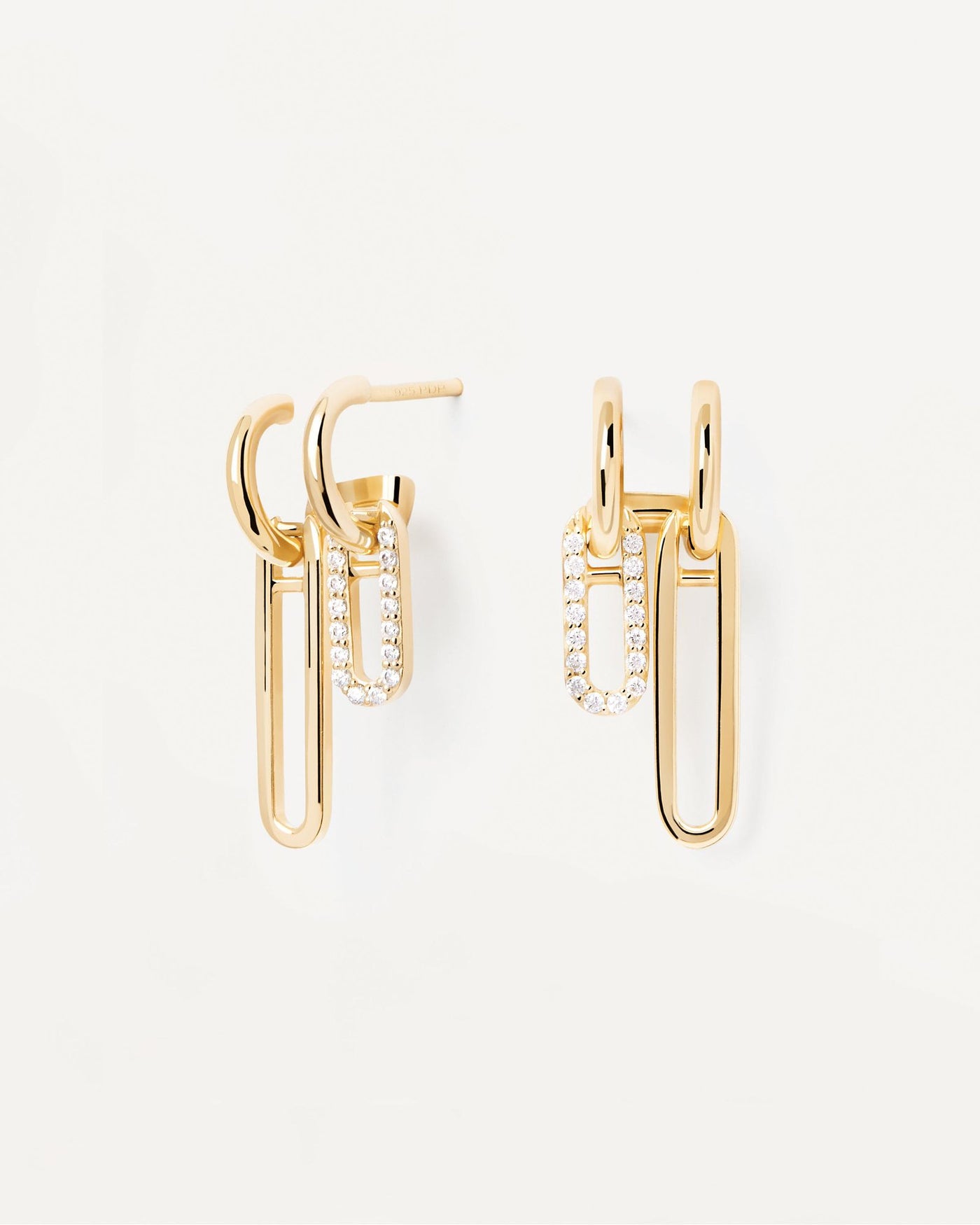 Sortiment 2024 | Nexa Ohrringe. Lange asymmetrische Ohrringe aus vergoldetem Silber m weißen Zirkonia. Erhalten Sie die neuesten Produkte von PDPAOLA. Geben Sie Ihre Bestellung sicher auf und erhalten Sie diesen Bestseller. Kostenloser Versand.
