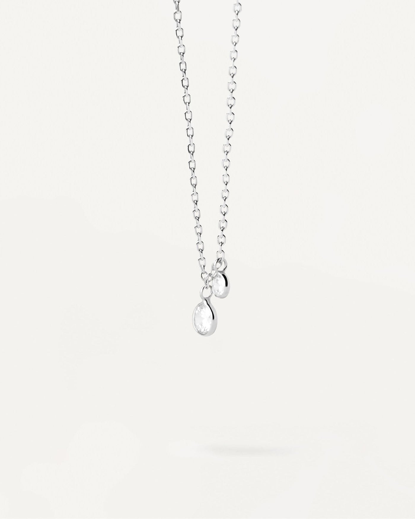 Sortiment 2024 | Bliss Silberhalskette. Elegante Halskette mit 2 runden Zirkonia-Anhängern, gefasst in Kreise aus Sterlingsilber. Erhalten Sie die neuesten Produkte von PDPAOLA. Geben Sie Ihre Bestellung sicher auf und erhalten Sie diesen Bestseller. Kostenloser Versand.