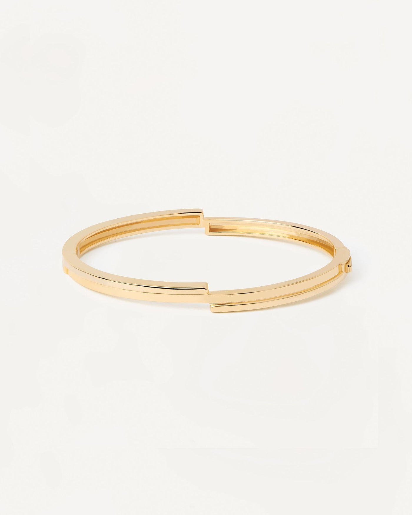 2024 Selection | Genesis Bangle. Hinged rigid bracelet with asymetric design in gold-plated silver. Get the latest arrival from PDPAOLA. Place your order safely and get this Best Seller. Free Shipping.