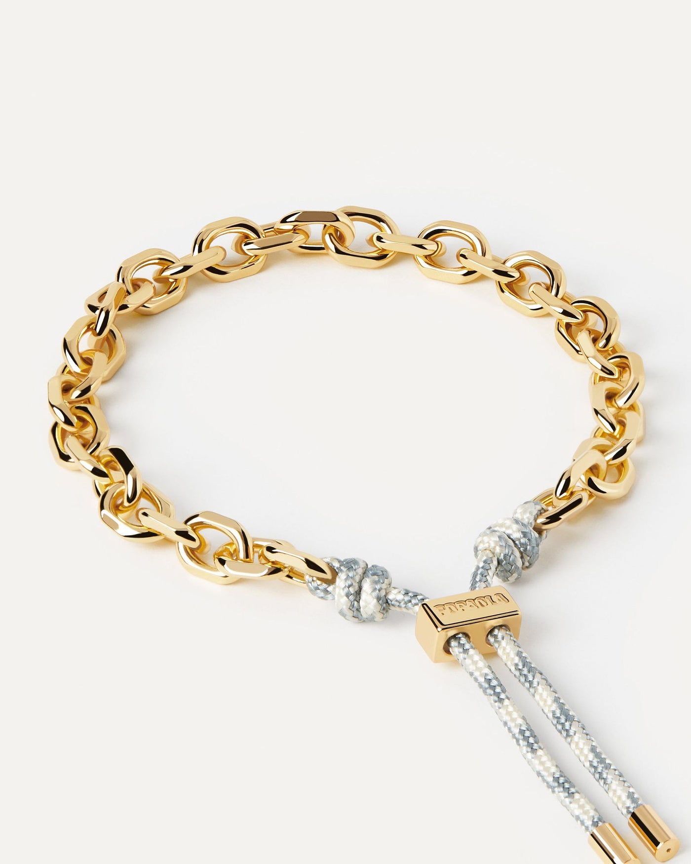 Sélection 2024 | Bracelet Cordon et Chaîne Sky Essential. Bracelet chaîne dorée avec corde bleu et blanc et fermoir coulissant ajustable. Découvrez les dernières nouveautés de chez PDPAOLA. Commandez et recevez votre bijou en toute sérénité. Livraison gratuite.