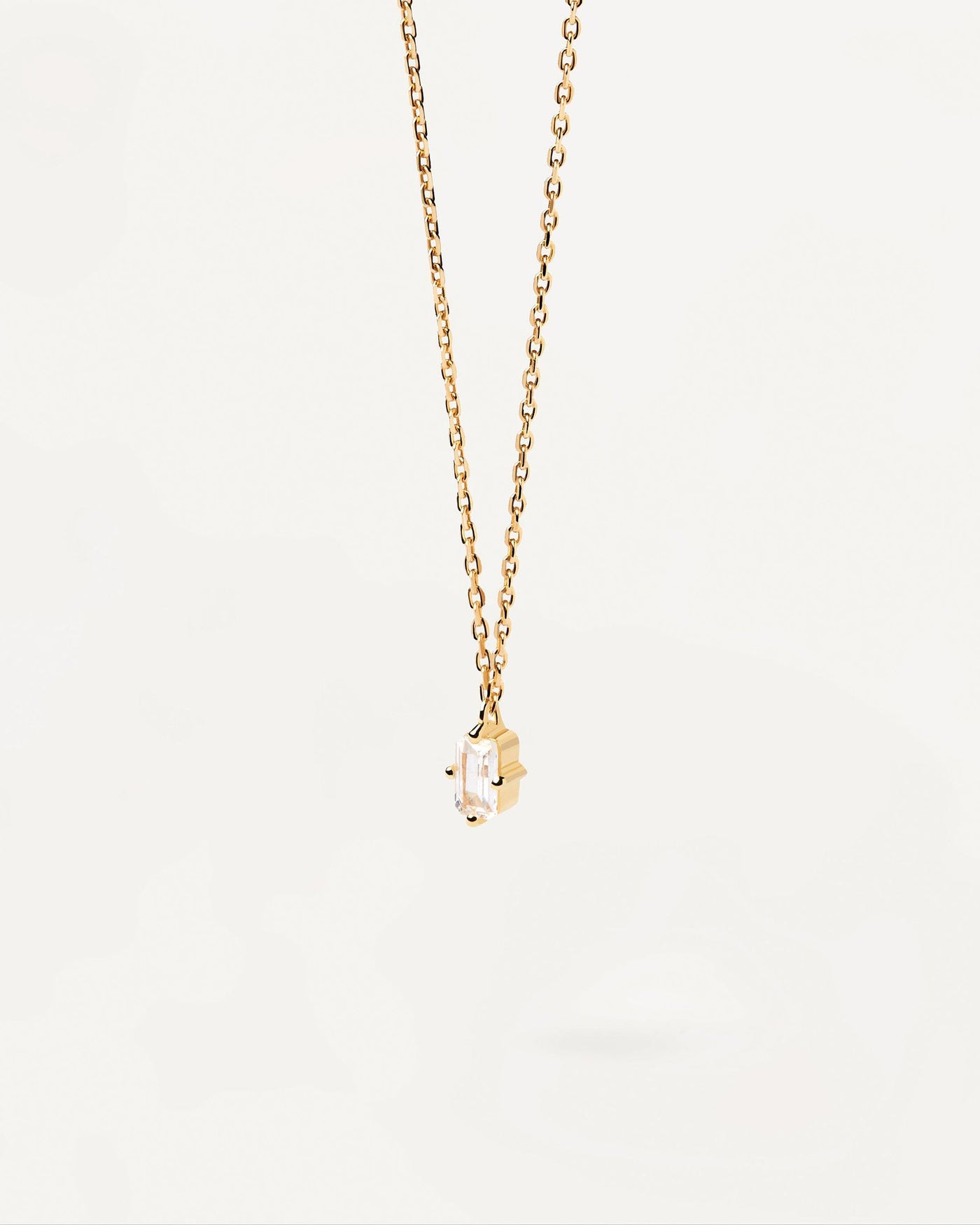 Sortiment 2024 | Mia Halskette. Vergoldete Solitär-Halskette mit kissenförmigem Zirkonia. Erhalten Sie die neuesten Produkte von PDPAOLA. Geben Sie Ihre Bestellung sicher auf und erhalten Sie diesen Bestseller. Kostenloser Versand.