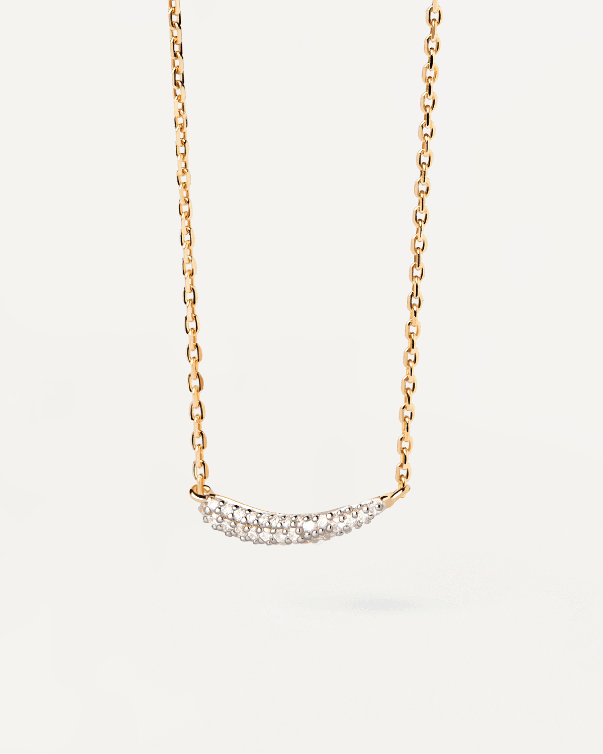 Diamonds and gold Nilo necklace. Solid yellow gold necklace with a pointed curve pavé lab-grown diamond of 0.13 carats. Get the latest arrival from PDPAOLA. Place your order safely and get this Best Seller.